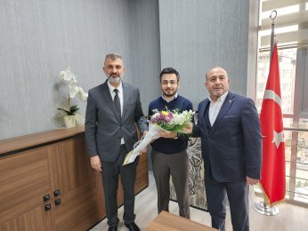 Sezer, sağlık çalışanlarının  Tıp Bayramı’nı kutladı