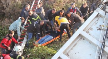 Çöp kamyonu uçurumda asılı kaldı: 3 yaralı