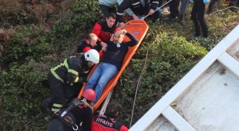 Çöp kamyonu uçurumda asılı kaldı: 3 yaralı