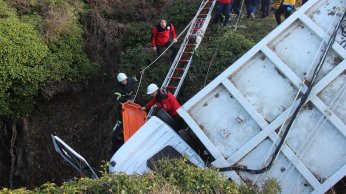 Çöp kamyonu uçurumda asılı kaldı: 3 yaralı
