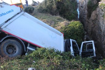 Çöp kamyonu uçurumda asılı kaldı: 3 yaralı