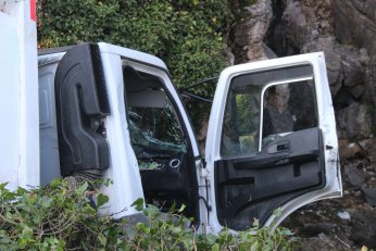 Çöp kamyonu uçurumda asılı kaldı: 3 yaralı