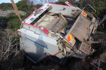 Çöp kamyonu uçurumda asılı kaldı: 3 yaralı