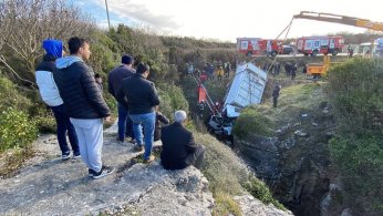Çöp kamyonu uçurumda asılı kaldı: 3 yaralı