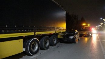 Otomobil tıra çarptı: 1’i çocuk 2 yaralı