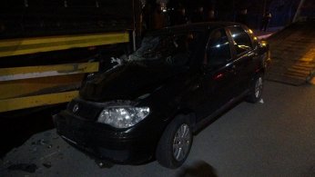 Otomobil tıra çarptı: 1’i çocuk 2 yaralı