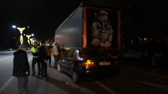 Otomobil tıra çarptı: 1’i çocuk 2 yaralı