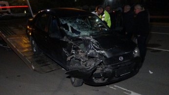 Otomobil tıra çarptı: 1’i çocuk 2 yaralı