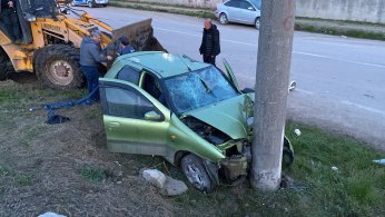 Otomobil direğe çarptı: 4 yaralı