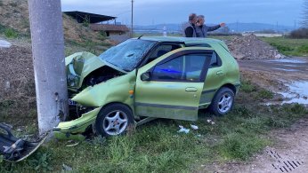 Otomobil direğe çarptı: 4 yaralı