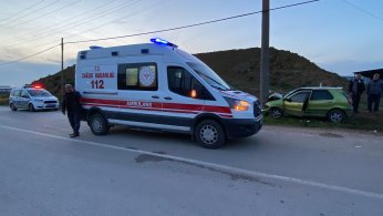 Otomobil direğe çarptı: 4 yaralı