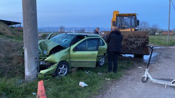 Otomobil direğe çarptı: 4 yaralı