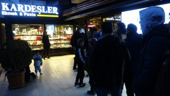 Kocaeli’de ilk iftar gününde pide kuyruğu