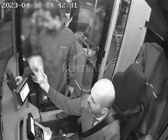 İftara yetişemeyen yolculara yiyecek dağıttı