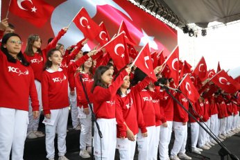 Kıraç ve 100. Yıl Korosu,  bayrama coşku kattı