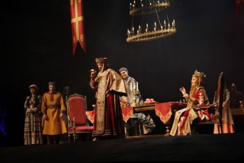 Tiyatro oyunu için  engeller kaldırılacak