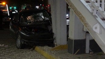 Otomobil ağaca çarparak  ikiye bölündü: 1 yaralı