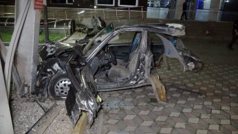 Otomobil ağaca çarparak  ikiye bölündü: 1 yaralı