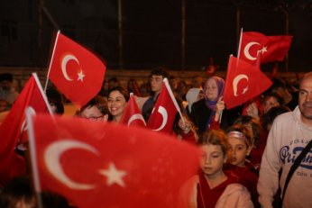 19 Mayıs kutlamaları fener alayı ile taçlandı