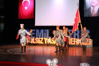 Özel öğrencilerden anlamlı gösteri