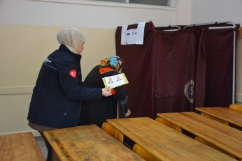 Oy kullanacağı okula büyükşehir ekipleri götürdü