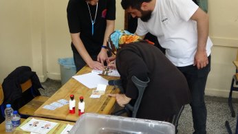 Oy kullanacağı okula büyükşehir ekipleri götürdü