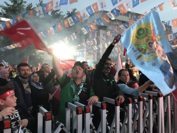 AK Parti il binası önünde kutlamalar başladı