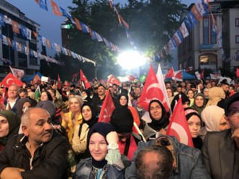 AK Parti il binası önünde kutlamalar başladı