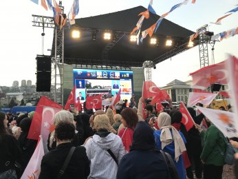 AK Parti il binası önünde kutlamalar başladı