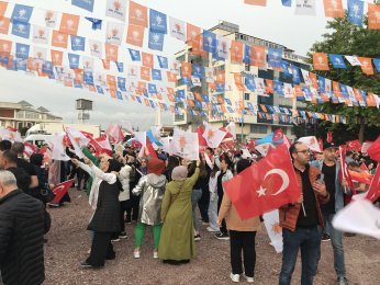 AK Parti il binası önünde kutlamalar başladı
