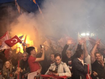 AK Parti il binası önünde kutlamalar başladı