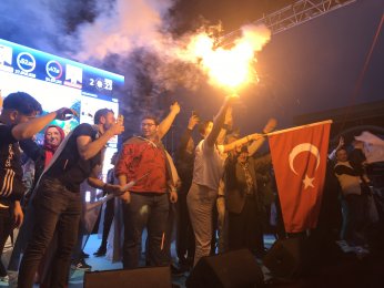 AK Parti il binası önünde kutlamalar başladı