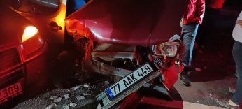 3 araç birbirine girdi: 4 yaralı