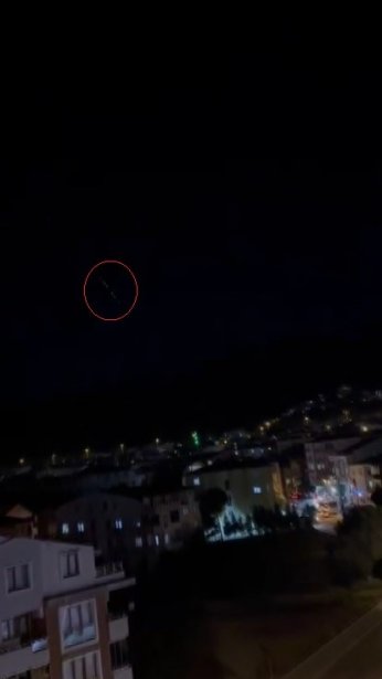 Gökyüzünde beliren sıralı ışık merak uyandırdı