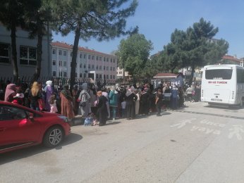 Öğrenciler karnelerini protokolden aldı