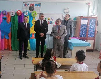 Öğrenciler karnelerini protokolden aldı