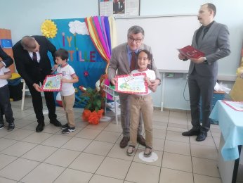 Öğrenciler karnelerini protokolden aldı