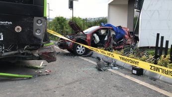 Otomobil, belediye otobüsüne çarptı: 3 ölü