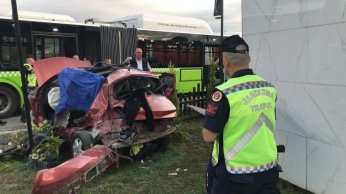 Otomobil, belediye otobüsüne çarptı: 3 ölü