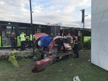 Otomobil, belediye otobüsüne çarptı: 3 ölü