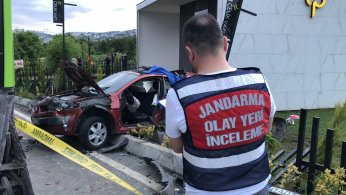 Otomobil, belediye otobüsüne çarptı: 3 ölü