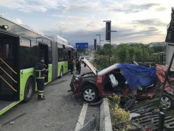 Otomobil, belediye otobüsüne çarptı: 3 ölü