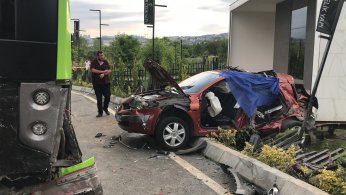 Otomobil, belediye otobüsüne çarptı: 3 ölü