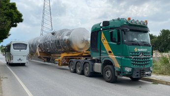 Tır tonlarca ağırlığındaki yükle yolda kaldı