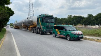 Tır tonlarca ağırlığındaki yükle yolda kaldı