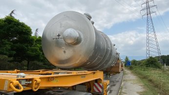 Tır tonlarca ağırlığındaki yükle yolda kaldı