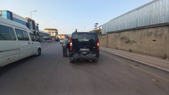 Önce hafif ticari araca sonra direğe çarptı: 2 yaralı