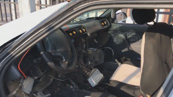 Önce hafif ticari araca sonra direğe çarptı: 2 yaralı