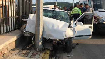 Önce hafif ticari araca sonra direğe çarptı: 2 yaralı