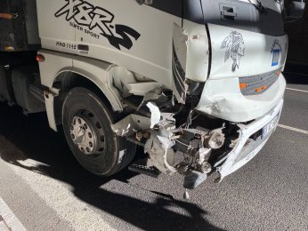 Arızalanan otomobile tır çarptı: 6 yaralı